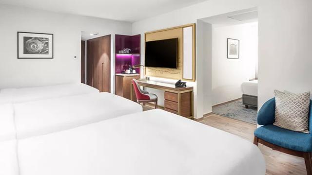 Deluxe Quintuple Suite